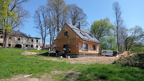 DŮM MOKRÁ